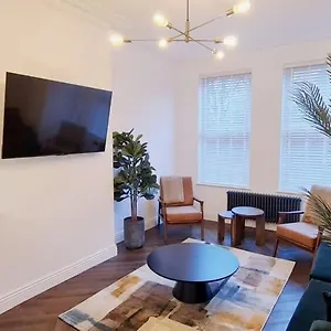 Holiday home Stunning Luxury Spacious - 5 Bedrooms - Rest & Recharge In, Manchester