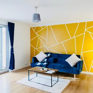 Holiday home Modern 3-bedroom 5 Mins To Airport, 30 Mins To Peak District, Free Parking & Fast Wifi, Manchester